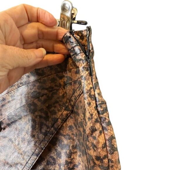 Free People Fake Out Leopard Print Faux Leather Faux Wrap Mini Skirt Size 2 - Picture 4 of 12